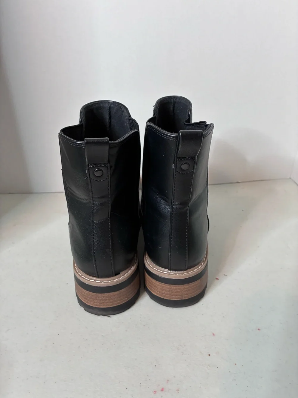Black Chelsea Ankle Boots Lug Sole Pull On Booties Women’s Size 9
